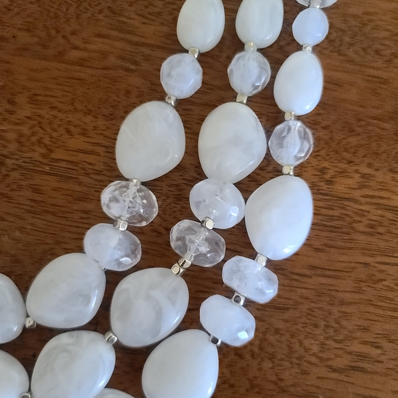 The Limited White Beaded Necklace - Picture 4 of 4